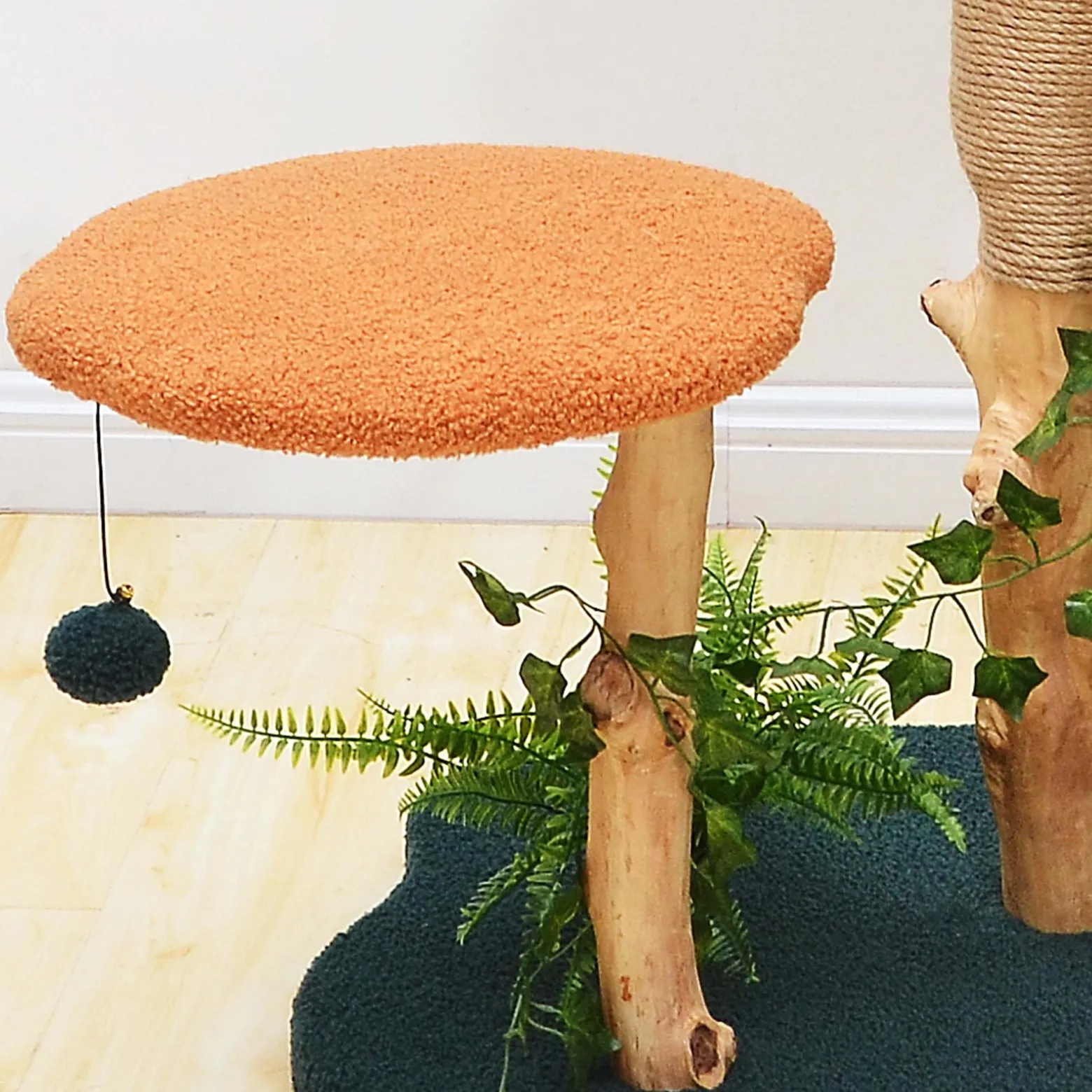 Fudajo Kratzbaum mit Pflanzendeko 135 cm, Katzenkratzbaum mit Teddyfell und Birnbaumholz, Katzenhaus mit Spielbällen, Katzenmöbel mit Plattformen