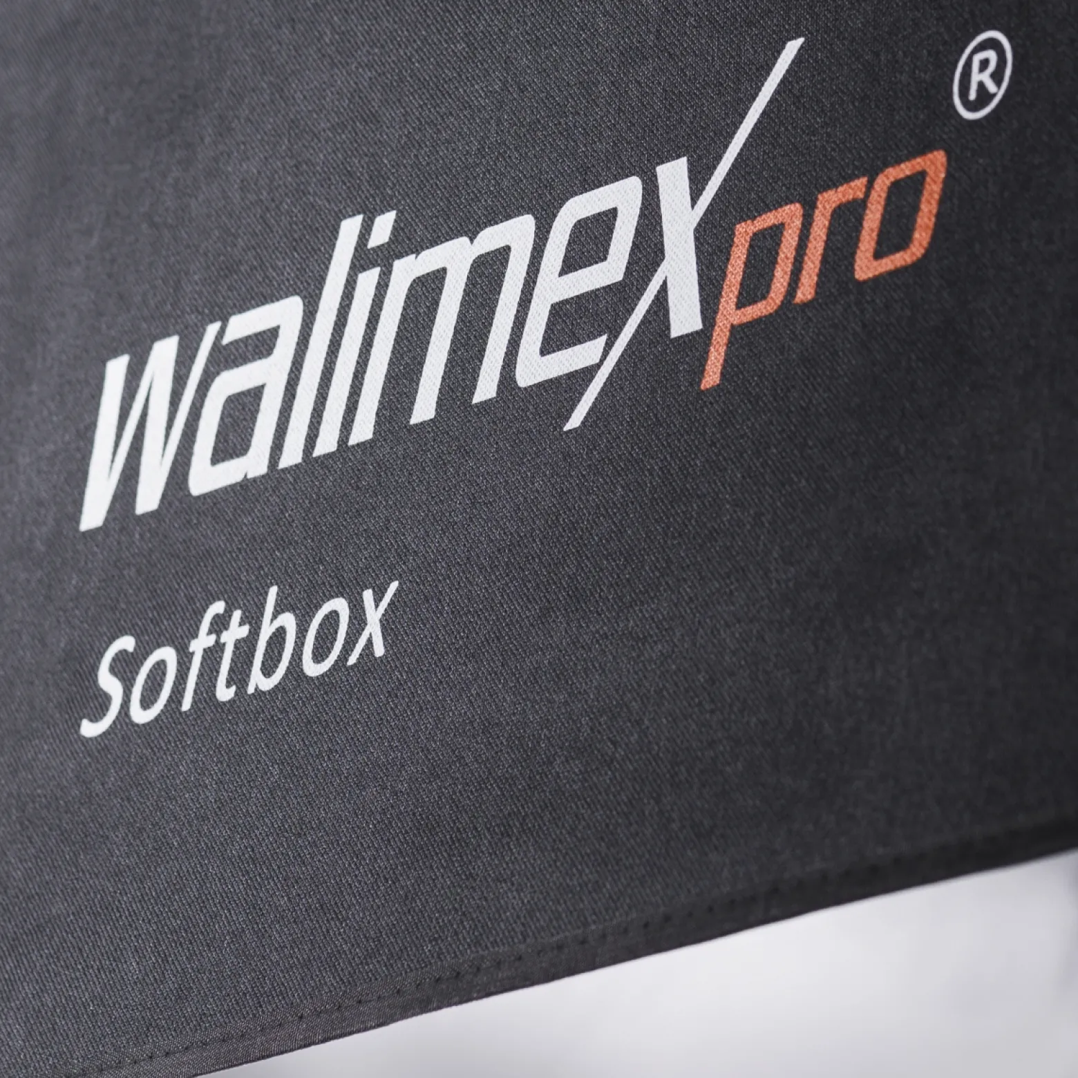 Walimex pro Striplight Softbox 25 x 180 cm, Soft Box inkl. Diffusor, Lichtformer 360° drehbar, schneller Aufbau, für Studioblitz oder Studioleuchte, ideal für Fotostudio