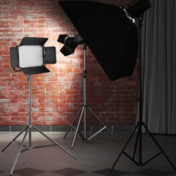 Walimex pro 2x LED 500 Versalight Daylight Flächenleuchte inkl. 2x Lampenstativ + 4x Akku, 32 W Videoleuchte, Tageslichtlampe mit 5600 K, Studioleuchte mit Fernbedienung