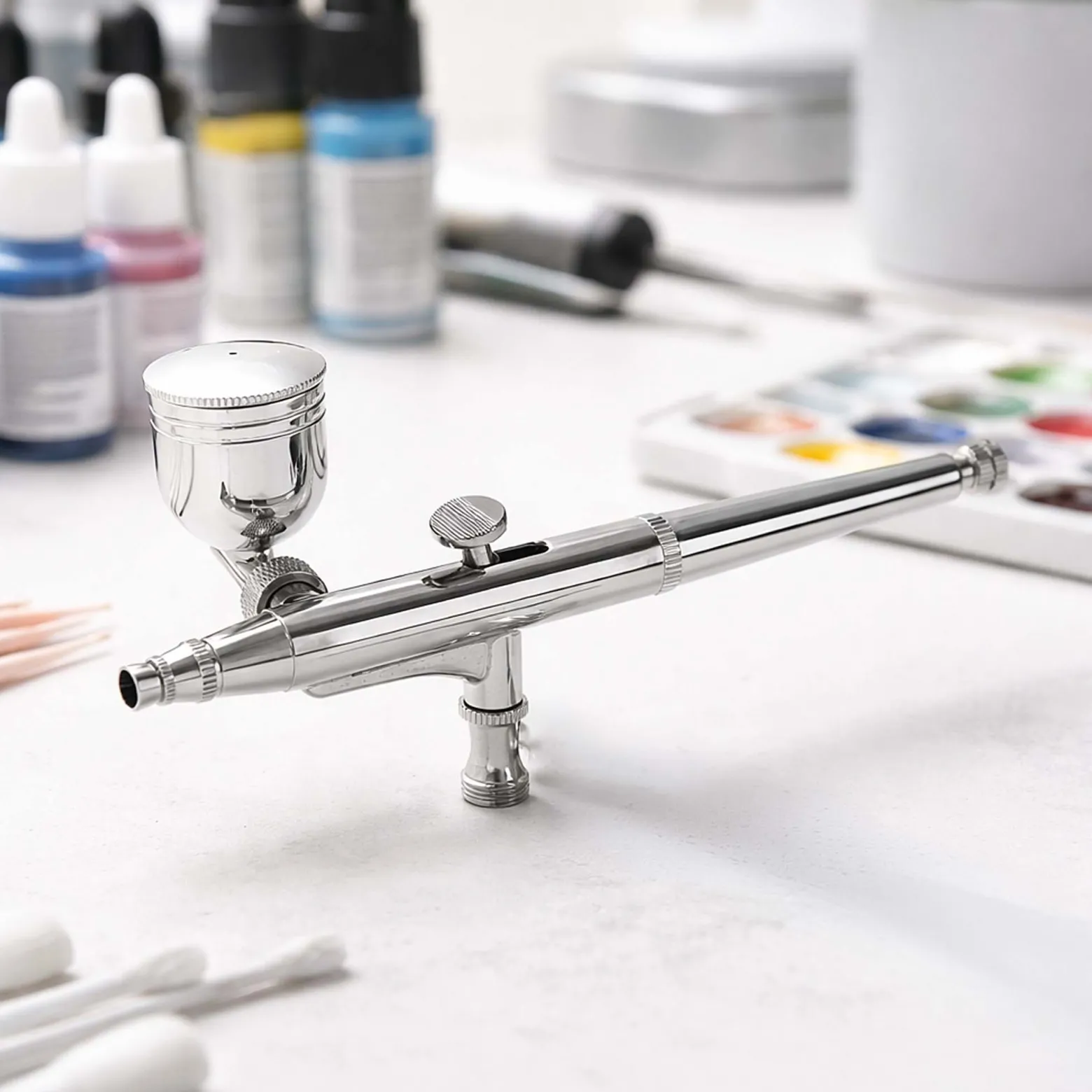 Wiltec Airbrush Pistole Typ 134K mit Double Action Funktion, Düse Ø 0,2-0,5 mm, 2 Farbbecher, Adapter für Modellbau, Nailart usw.