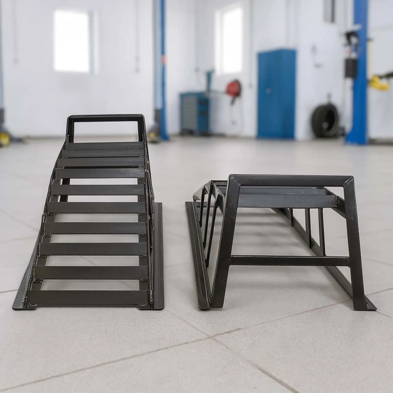 Wiltec Auffahrrampe 2er Set bis 2 t je Paar, 940 x 310 x 270 mm, Auffahrschiene für Fahrzeuge, Verladerampen aus Stahl