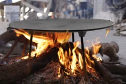 Wiltec Dutch Oven Grillplatte rund Ø44cm Höhe 35cm, Grillaufsatz mit 3 Beinen, Gusseisen mit Antihafteffekt