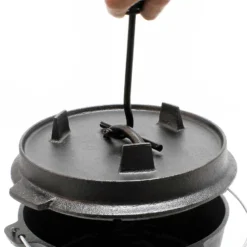 Wiltec Dutch Oven 8l mit Untersetzer und Deckelheber, Kochtopf aus Gusseisen für Lagerfeuer und Camping