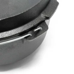 Wiltec Dutch Oven 8l mit Untersetzer und Deckelheber, Kochtopf aus Gusseisen für Lagerfeuer und Camping