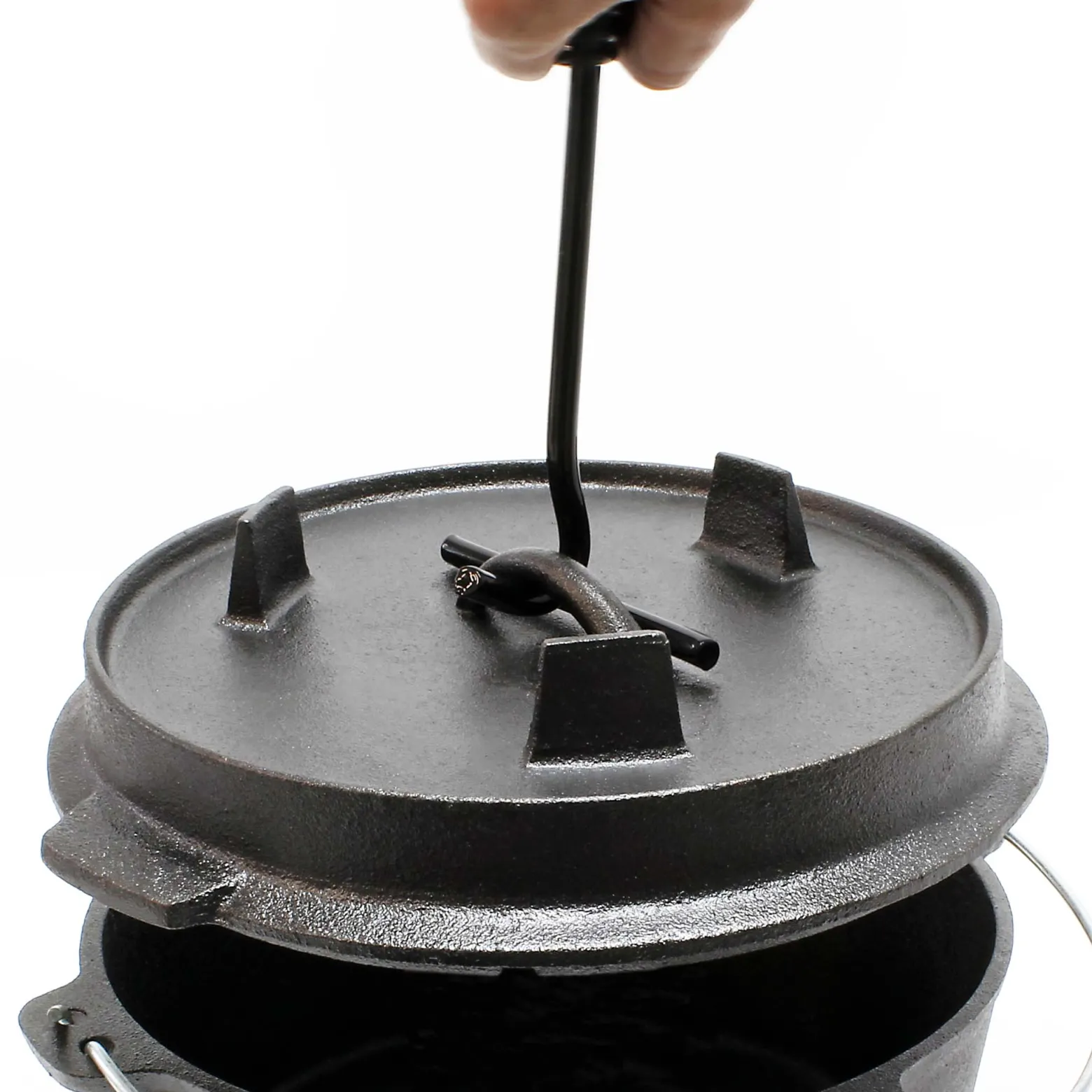 Wiltec Dutch Oven 4l mit Untersetzer und Deckelheber, Kochtopf aus Gusseisen für Lagerfeuer und Camping