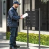 Wiltec 10er Briefkastenanlage schwarz 945 x 270 x 1500 mm, Standbriefkasten mit 2x5 Fächern, Schlüssel und Namensschild, Briefkasten Postkasten mit Ständer