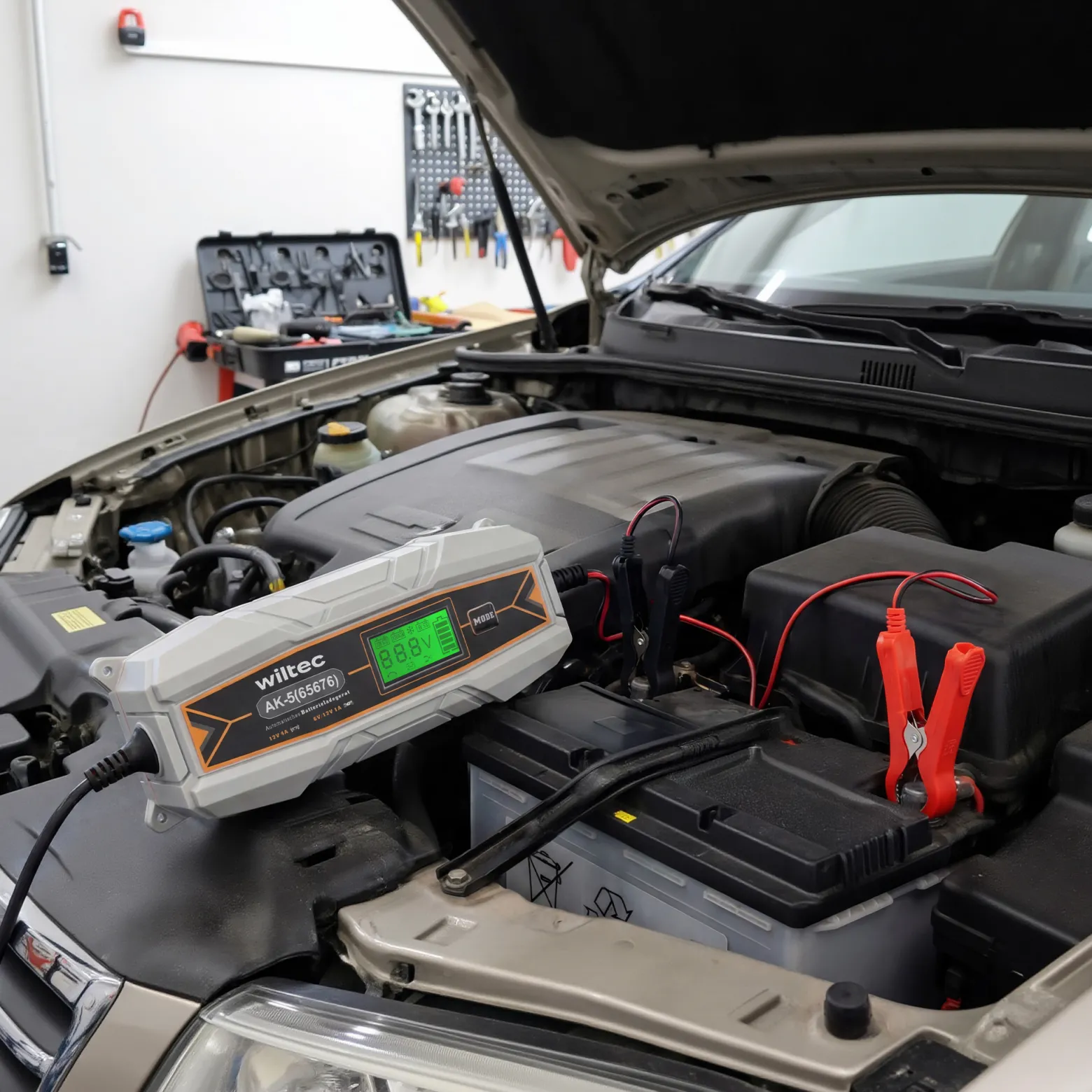 Wiltec Ladegerät 6-12 V, Batterieladegerät 4 A, 10-150 Ah für Autobatterie Kfz und Motorrad, intelligenter Lader mit Verpol-, Überlade- und Kurzschlussschutz mit LCD-Display