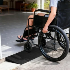 Wiltec Türschwellenrampe 900x200x30 mm für Rollstuhl & Rollator, schwarz, Rollstuhlrampe aus Vollgummi, rutschfeste Oberfläche, Bordsteinrampe kürzbar