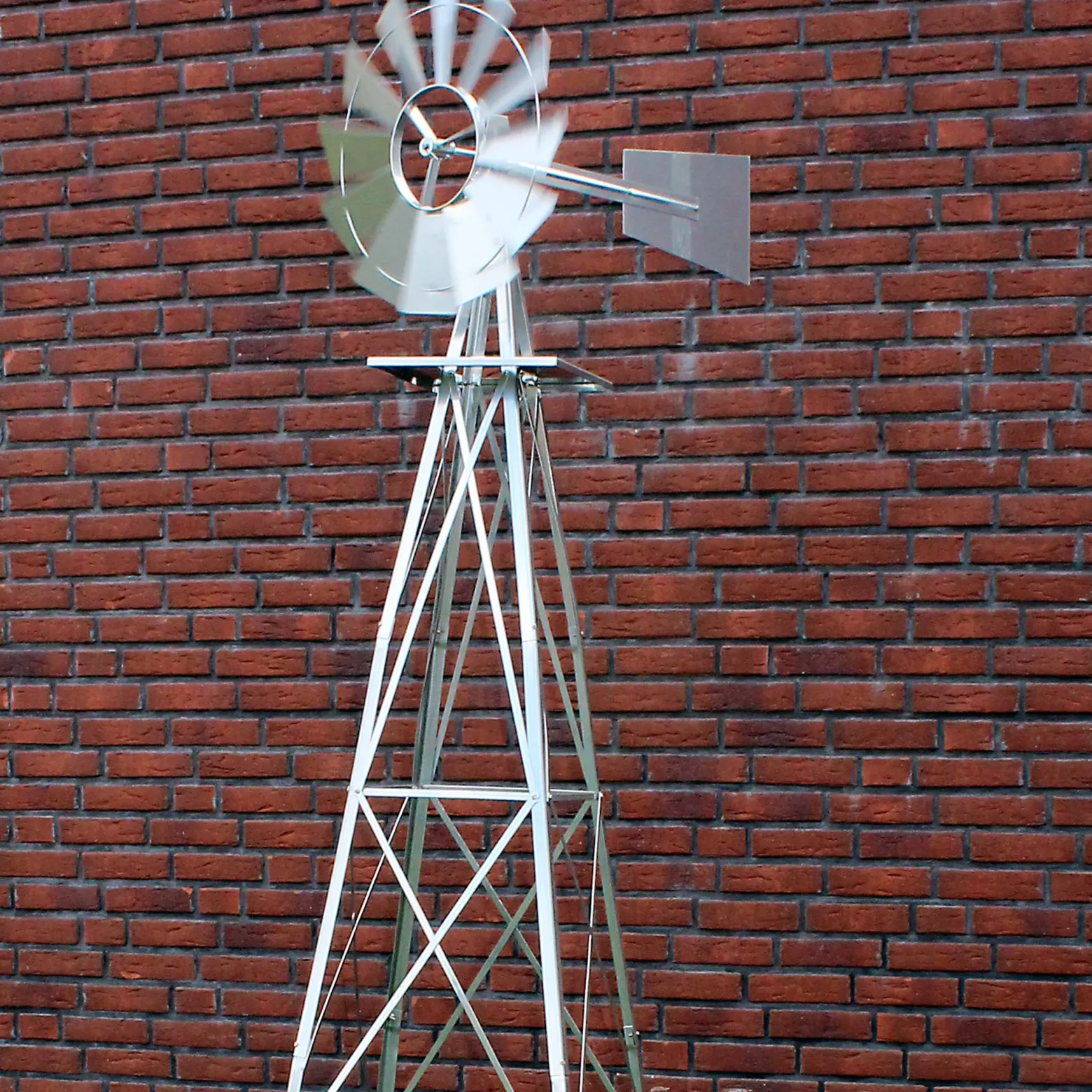 Wiltec Windrad mit 245 cm Höhe, Windmühle in Silberfarben, Windspiel im US-Design, Gartendeko mit kugelgelagertem Texasrad, Rankhilfe für Garten